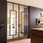 Stalen Vaughan deur in keuken in VeroMetal met Alphenberg Leather®