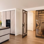 Luxe dubbele stalen taatsdeur Mississauga anodic brons, een stijlvolle scheiding tussen hal en woonkamer.