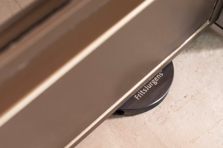 Maatwerk taatsdeur met sparing voor plint en FritsJurgens® systeem