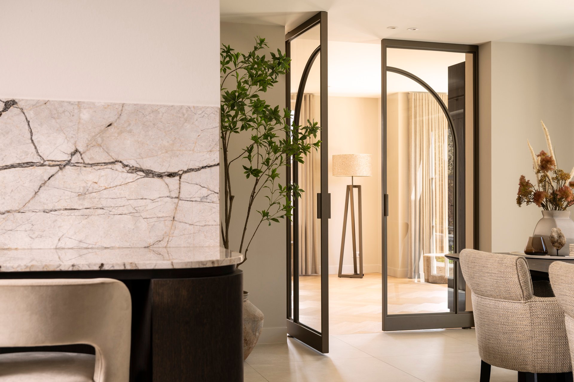 Stalen dubbele taatsdeur Hamilton met toogvorm, beide deuren geopend, doorgang naar woonkamer zichtbaar