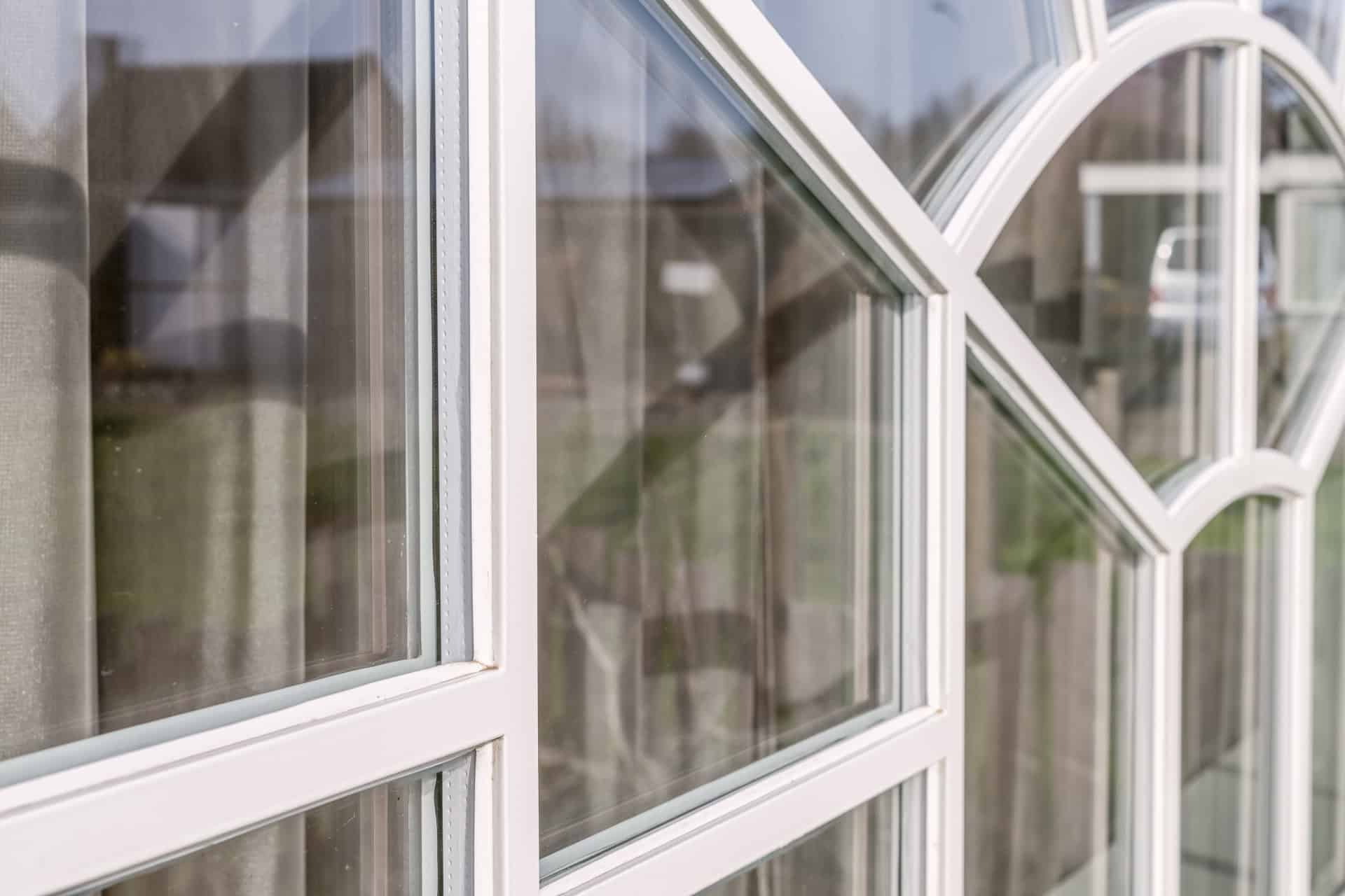 Zijdelings perspectief van het maatwerk stalen korfboograam, met zicht op de diepte van de gevel en het aangrenzende erf