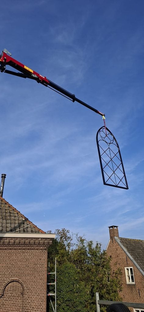 Restauratie Dikke Toren van Varik: plaatsing kerkramen 5 Dikke Toren van Varik plaatsing kerkramen 3