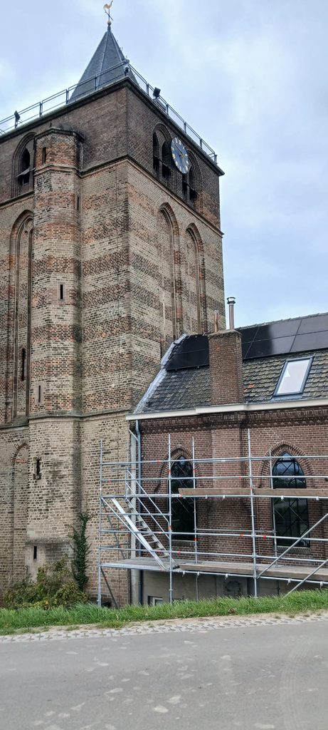 Restauratie Dikke Toren van Varik: plaatsing kerkramen 7 Dikke Toren van Varik plaatsing kerkramen